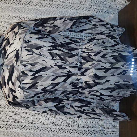 Nike Women's Impossibly Light Print Packable Running Jacket - Picture 9 of 11